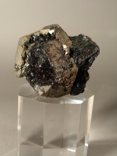 Pirita, Hematites<br />Mina Rio (Mina Rio Marina), realce Valle Giove, Rio Marina, Isla de Elba, Provincia Livorno, Toscana, Italia<br />40,5 x 35<br /> (Autor: Sante Celiberti)