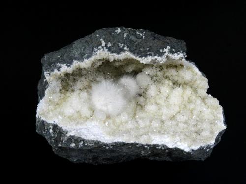 Okenita<br />Cantera Malad, Malad, Mumbai (Bombay), Distrito Mumbai, Maharashtra, India<br />10 x 6 cm.<br /> (Autor: Antonio P. López)