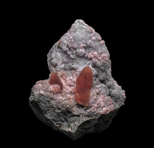 Rhodochrosite, Quartz<br />Mina Uchucchacua, Provincia Oyón, Departamento Lima, Perú<br />5.3 x 4.0 cm<br /> (Author: am mizunaka)