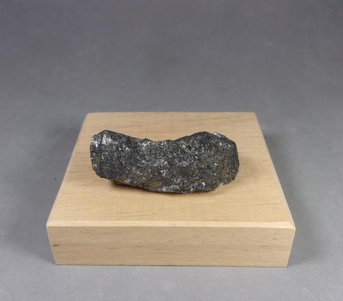 Vaesita<br />Mina Shinkolobwe (Mina Kasolo), Shinkolobwe, Cinturón de cobre de Katanga, Katanga (Shaba), República Democrática del Congo (Zaire)<br />4,3 × 2 × 1,6 cm.<br /> (Autor: J. G. Alcolea)