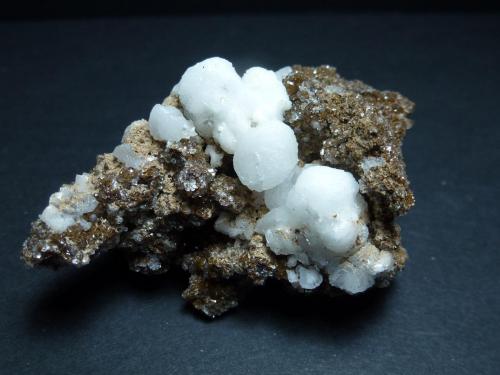 Calcita en Dolomita<br />Cantera Carija, Cerro de Carija, Mérida, Comarca 	Tierra de Mérida - Vegas Bajas, Badajoz, Extremadura, España<br />6 x 4 cm.<br /> (Autor: javier ruiz martin)