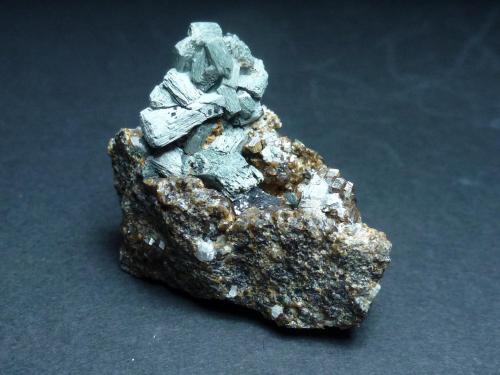 Anfibol (variedad uralita), Granate (Grupo) y Magnetita<br />Milucha Mine, Palombatos, Burguillos del Cerro, Comarca Zafra-Río Bodión, Badajoz, Extremadura, Spain<br />4 x 4 cm.<br /> (Autor: javier ruiz martin)