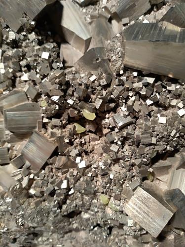 Pirita, Azufre, Calcita<br />Niccioleta Mine, Massa Marittima, Grosseto Province, Tuscany, Italy<br />295,5 x 222,5 mm<br /> (Autor: Sante Celiberti)