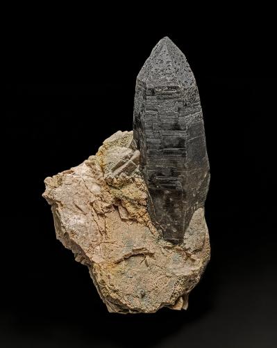 Quartz (variety smoky quartz)<br />Diamond Hill, Oberon, Westmoreland County, New South Wales, Australia<br />9.3 x 15.0 cm<br /> (Author: am mizunaka)