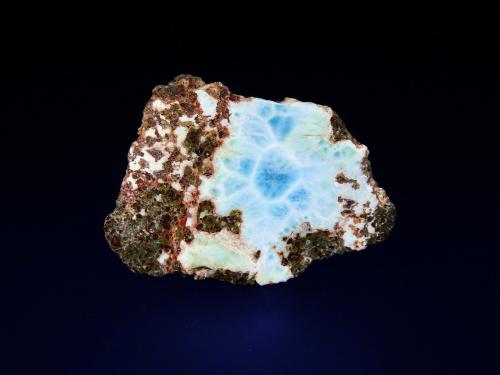 Pectolita (variedad larimar)<br />Mina Filipinas Larimar, Los Checheses, Sierra de Bahoruco, Enriquillo, Provincia Barahona, República Dominicana<br />4 x 3 cm.<br /> (Autor: Antonio P. López)