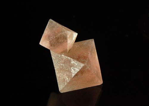 Fluorite<br />Huanggang Mines, Hexigten Banner (Kèshíkèténg Qí), Chifeng (Ulanhad), Inner Mongolia Autonomous Region, China<br />2.1 cm x 2.9 cm<br /> (Author: Michael Shaw)