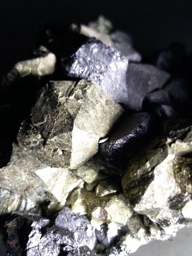 Pyrite, Magnetite<br />Mina Brosso, Cálea, Léssolo, Distrito Canavese, Provincia Ciudad metropolitana de Turín, Piamonte (Piemonte), Italia<br />63 x 43 mm<br /> (Author: Sante Celiberti)