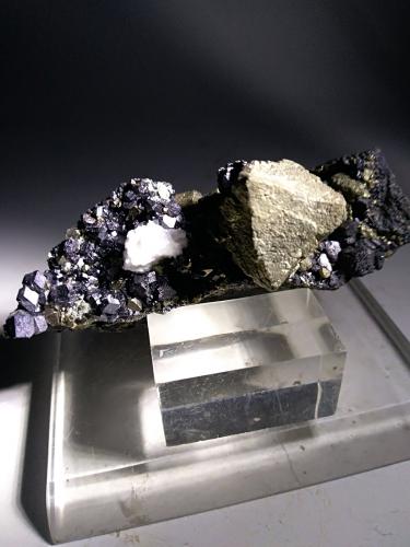 Pyrite, Magnetite<br />Brosso Mine, Cálea, Léssolo, Canavese District, Metropolitan City of Turin Province, Piedmont (Piemonte), Italy<br />75,3 x 52,5 mm<br /> (Author: Sante Celiberti)