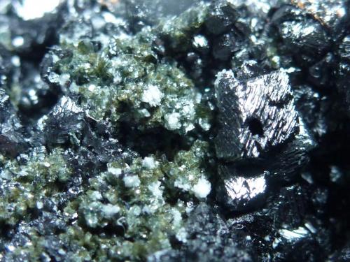 Magnetita, Clinocloro, Pirita, Actinolita y Calcita<br />La Herrería Mine, Burguillos del Cerro, Comarca Zafra-Río Bodión, Badajoz, Extremadura, Spain<br />7 x 4 cm.<br /> (Autor: javier ruiz martin)