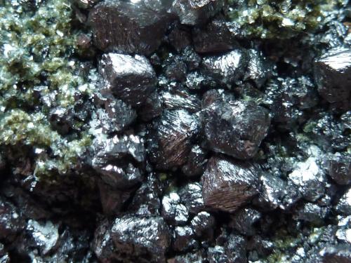 Magnetita, Clinocloro, Pirita, Actinolita y Calcita<br />La Herrería Mine, Burguillos del Cerro, Comarca Zafra-Río Bodión, Badajoz, Extremadura, Spain<br />7 x 4 cm.<br /> (Autor: javier ruiz martin)