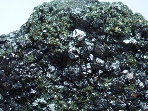 Magnetita, Clinocloro, Pirita, Actinolita y Calcita<br />La Herrería Mine, Burguillos del Cerro, Comarca Zafra-Río Bodión, Badajoz, Extremadura, Spain<br />7 x 4 cm.<br /> (Autor: javier ruiz martin)