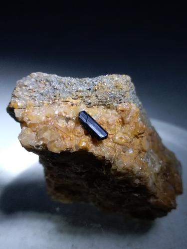 Rutile<br />Glaciar Sabbione, Formazza, Valle Formazza, Valle Ossola, Provincia Verbano-Cusio-Ossola, Piamonte (Piemonte), Italia<br />29,5 x 30,5 mm<br /> (Author: Sante Celiberti)