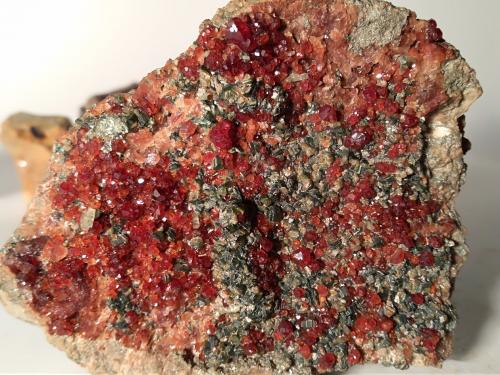 Grossular (variety hessonite), Diopside, Clinochlore<br />Bellecombe, Châtillon, Valle de Aosta (Val d'Aosta), Italia<br />86 x 66 mm<br /> (Author: Sante Celiberti)