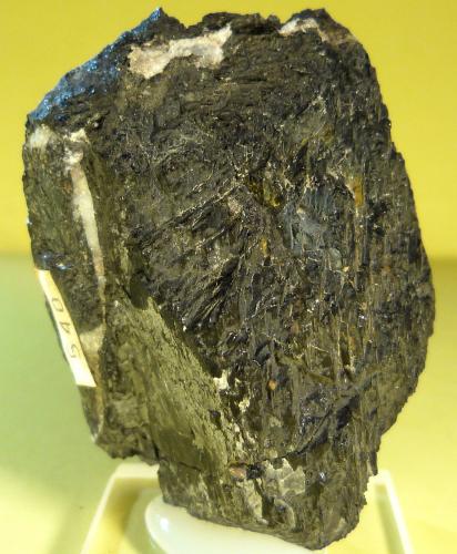 'Hornblenda' (variedad barkevikita)<br />Saga Pearl Quarry, Tvedalen, Larvik, Vestfold, Norway<br />5 x 3,5 x 3 cm.<br /> (Autor: Felipe Abolafia)