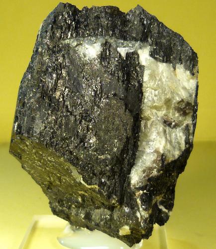 'Hornblenda' (variedad barkevikita)<br />Saga Pearl Quarry, Tvedalen, Larvik, Vestfold, Norway<br />5 x 3,5 x 3 cm.<br /> (Autor: Felipe Abolafia)