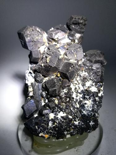 Magnetite<br />Mina Brosso, Cálea, Léssolo, Distrito Canavese, Provincia Ciudad metropolitana de Turín, Piamonte (Piemonte), Italia<br />75 x 61 mm<br /> (Author: Sante Celiberti)