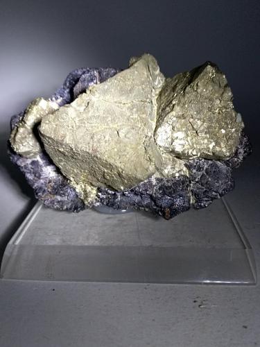 Pyrite, Magnetite<br />Mina Brosso, Cálea, Léssolo, Distrito Canavese, Provincia Ciudad metropolitana de Turín, Piamonte (Piemonte), Italia<br />88 x 56 mm<br /> (Author: Sante Celiberti)