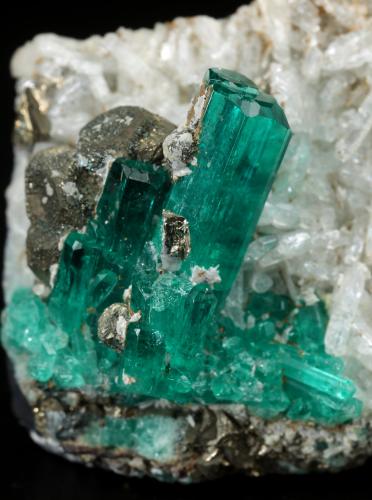 Beryl (variety emerald), Pyrite, Albite (variety cleavelandite)<br />Chivor mining district, Municipio Chivor, Eastern Emerald Belt, Boyacá Department, Colombia<br />35mm x 25mm x 19mm, main xl=16mm<br /> (Author: Fiebre Verde)