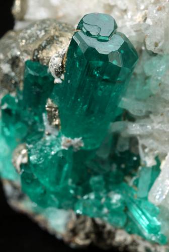 Beryl (variety emerald), Pyrite, Albite (variety cleavelandite)<br />Chivor mining district, Municipio Chivor, Eastern Emerald Belt, Boyacá Department, Colombia<br />35mm x 25mm x 19mm, main xl=16mm<br /> (Author: Fiebre Verde)