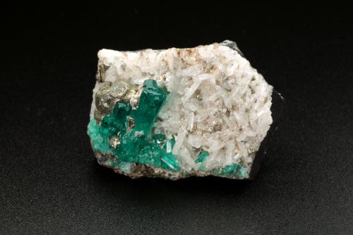 Beryl (variety emerald), Pyrite, Albite (variety cleavelandite)<br />Chivor mining district, Municipio Chivor, Eastern Emerald Belt, Boyacá Department, Colombia<br />35mm x 25mm x 19mm, main xl=16mm<br /> (Author: Fiebre Verde)