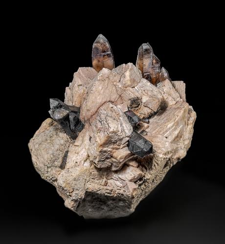 Quartz (variety smoky quartz)<br />Diamond Hill, Oberon, Westmoreland County, New South Wales, Australia<br />14.2 x 11.0 cm<br /> (Author: am mizunaka)