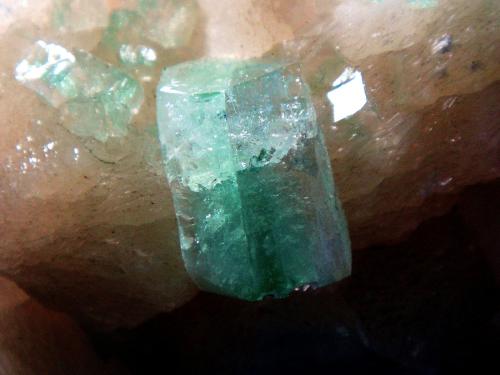 Fluorapophyllita-(K) (Apofilita), Stilbita-Ca (Estilbita-Ca)<br />Mumbai (Bombay), Distrito Mumbai, Maharashtra, India<br />Cristal de 3 cm.<br /> (Autor: Antonio P. López)