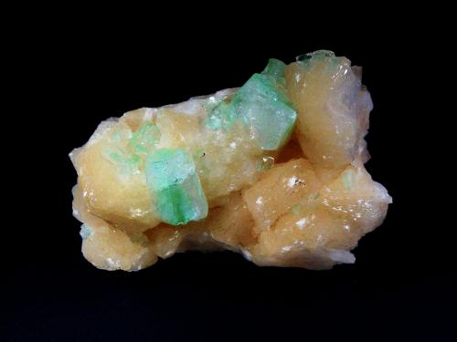 Fluorapophyllita-(K) (Apofilita), Stilbita-Ca (Estilbita-Ca)<br />Mumbai (Bombay), Distrito Mumbai, Maharashtra, India<br />8 x 6 cm.<br /> (Autor: Antonio P. López)