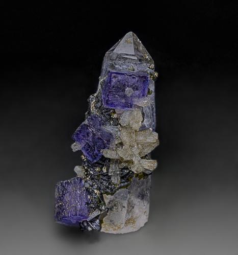 Quartz, Fluorite, Fluorapatite, Muscovite<br />Minas da Panasqueira, Aldeia de São Francisco de Assis, Covilhã, Castelo Branco, Cova da Beira, Centro, Portugal<br />5.4 x 2.4 cm<br /> (Author: am mizunaka)