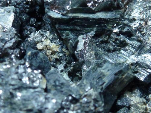 Lollingita, Diópsido, Magnetita y otros<br />Monchi Mine, Sierra del Cordel, Burguillos del Cerro, Comarca Zafra-Río Bodión, Badajoz, Extremadura, Spain<br />12 x 12 cm.<br /> (Autor: javier ruiz martin)