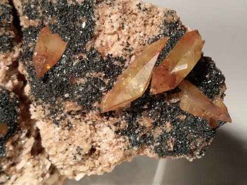 Titanite, Chlorite (Group)<br />Aurina Valley (Ahrnbach Valley), Bolzano Province, Trentino-Alto Adige (Trentino-Südtirol), Italy<br />107 x 49,4 mm<br /> (Author: Sante Celiberti)