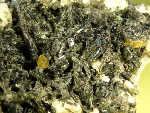 Ferro-actinolita<br />Cantera Oficarsa, Cerro de las Culebras, Carchelejo, Cárcheles, Comarca Sierra Mágina, Jaén, Andalucía, España<br />10 x 5 x 3 cm.<br /> (Autor: Felipe Abolafia)