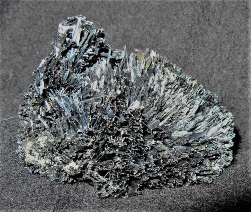 Stibnite<br />Mina Kusa, Bau, Kuching, Distrito Kuching, División Kuching, Estado de Sarawak, Isla de Borneo, Malasia<br />6.4x6.2x3.8 cm<br /> (Author: Joseph DOliveira)