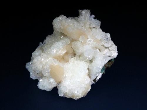 Fluorapophyllita-(K) (Apofilita), Stilbita-Ca (Estilbita-Ca)<br />Distrito Mumbai, Maharashtra, India<br />7 x 6 cm.<br /> (Autor: Antonio P. López)