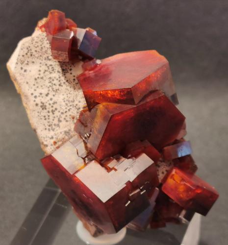 Vanadinite<br />Coud'a, Distrito minero Mibladen, Mibladen, Midelt, Provincia Midelt, Región Drâa-Tafilalet, Marruecos<br />3,2 cm x 4,7 cm<br /> (Author: Enrique Llorens)