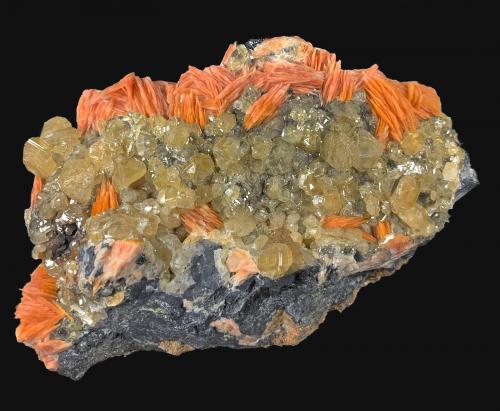 Cerusita, Barita<br />Mibladen (distrito minero Mibladen), Midelt, Provincia Midelt, Región Drâa-Tafilalet, Marruecos<br />13,1 x 8,5 cm<br /> (Autor: Xavier bordas)