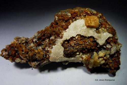 Clinohumita y Forsterita.<br />Llanos del Juanar, Ojén, Comarca Costa del Sol Occidental, Málaga, Andalucía, España<br />80x45 mm.<br /> (Autor: Jesus Franquesa Baucells)