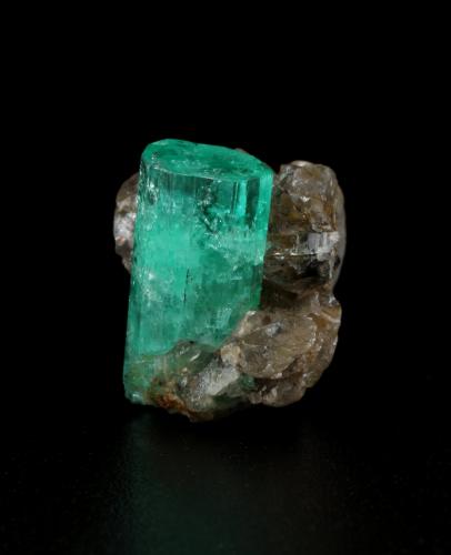 Beryl (variety emerald), Dolomite<br />Coscuez mining district, Municipio San Pablo de Borbur, Western Emerald Belt, Boyacá Department, Colombia<br />14mm x 15mm x 15mm, xl=15mm<br /> (Author: Fiebre Verde)