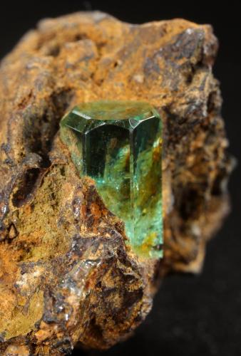 Beryl (variety emerald)<br />Gachalá mining district,  El Toro Mine, Municipio Gachalá, Eastern Emerald Belt, Cundinamarca Department, Colombia<br />19mm x 19mm x 18mm, xl=8mm<br /> (Author: Fiebre Verde)