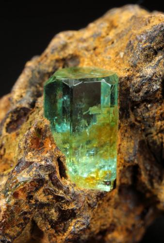 Beryl (variety emerald)<br />Gachalá mining district,  El Toro Mine, Municipio Gachalá, Eastern Emerald Belt, Cundinamarca Department, Colombia<br />19mm x 19mm x 18mm, xl=8mm<br /> (Author: Fiebre Verde)