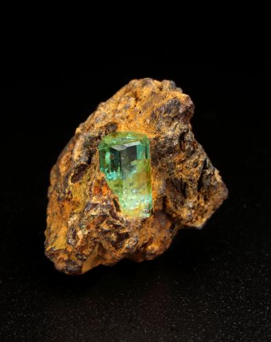 Beryl (variety emerald)<br />Gachalá mining district,  El Toro Mine, Municipio Gachalá, Eastern Emerald Belt, Cundinamarca Department, Colombia<br />19mm x 19mm x 18mm, xl=8mm<br /> (Author: Fiebre Verde)