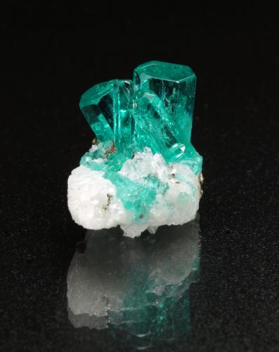 Beryl (variety emerald), Pyrite, Albite (variety cleavelandite)<br />Chivor mining district, Porvenir Mine, Municipio Chivor, Eastern Emerald Belt, Boyacá Department, Colombia<br />36mm x 17mm x 26mm, xl=6mm<br /> (Author: Fiebre Verde)