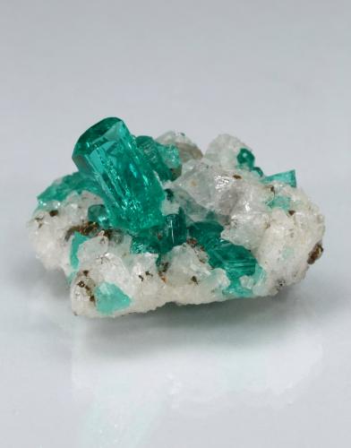 Beryl (variety emerald), Pyrite, Albite (variety cleavelandite)<br />Chivor mining district, Porvenir Mine, Municipio Chivor, Eastern Emerald Belt, Boyacá Department, Colombia<br />19mm x 13mm x 20mm, main xl=9mm<br /> (Author: Fiebre Verde)