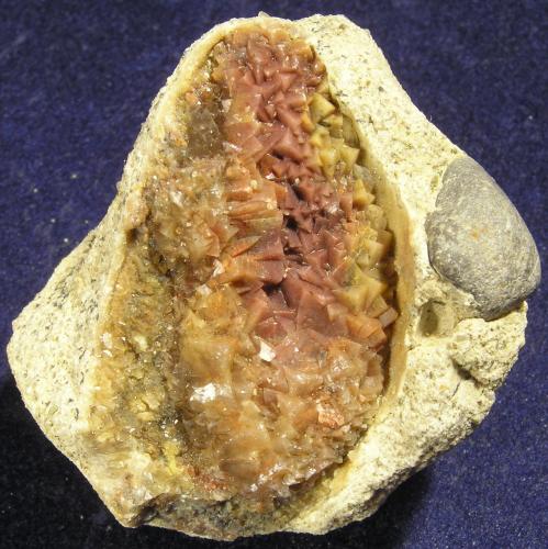 Calcita<br />Pedrera La Constancia, Can Poal, Terrassa, Comarca Vallès Occidental  , Barcelona, Cataluña / Catalunya, España<br />4 x 3,5 x 2,5 cm<br /> (Autor: Frederic Varela)