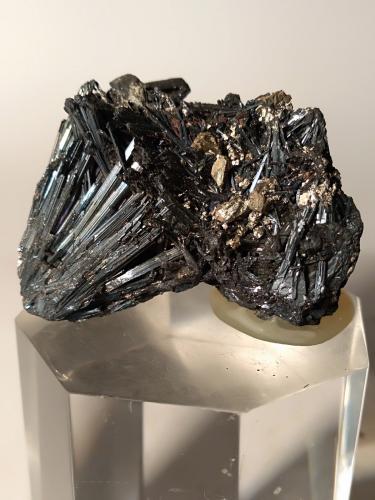 Stibnita (Estibina), Pirita<br />Mina Gavorrano, Gavorrano, Provincia Grosseto, Toscana, Italia<br />37,5 x 25 mm<br /> (Autor: Sante Celiberti)