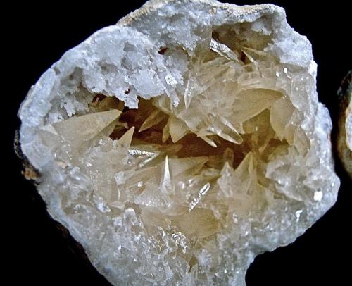 Calcite on Quartz<br />Condado Lawrence, Indiana, USA<br />Calcites to 2.5  cm in 6.5 cm geode<br /> (Author: Bob Harman)