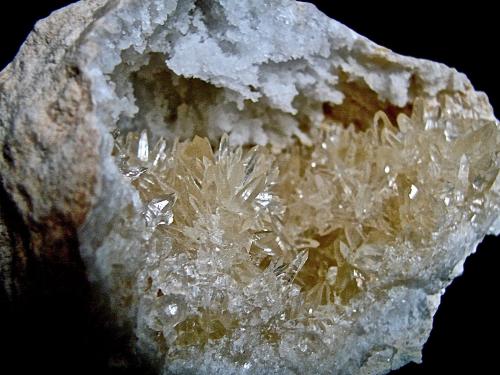Calcite on Quartz<br />Condado Lawrence, Indiana, USA<br />Calcites to 2 cm in 6.5 cm geode<br /> (Author: Bob Harman)