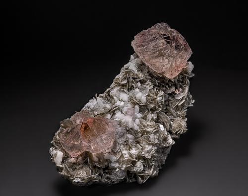 Fluorite, Fluorapatite, Muscovite, Albite<br />Chumar Bakhoor, Hunza Valley, Nagar District, Gilgit-Baltistan (Northern Areas), Pakistan<br />10.5 x 5.5 cm<br /> (Author: am mizunaka)