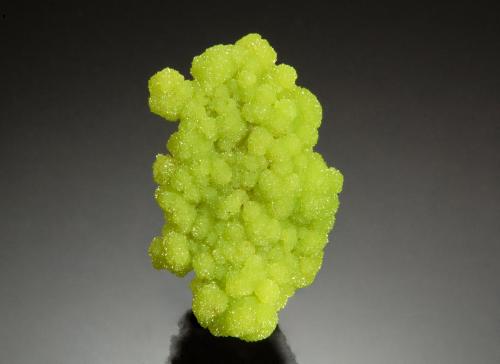 Pyromorphite<br />Mina Hardshell, Barranco Hardshell, Montes Patagonia, Harshaw, Condado Santa Cruz, Arizona, USA<br />1.1 cm x 2.1 cm<br /> (Author: Michael Shaw)