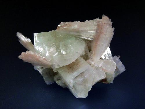 Escolecita sobre Fluorapophyllita-(K) (Apofilita)<br />Distrito Pune (Distrito Poonah), Maharashtra, India<br />7 x 7 cm.<br /> (Autor: Antonio P. López)