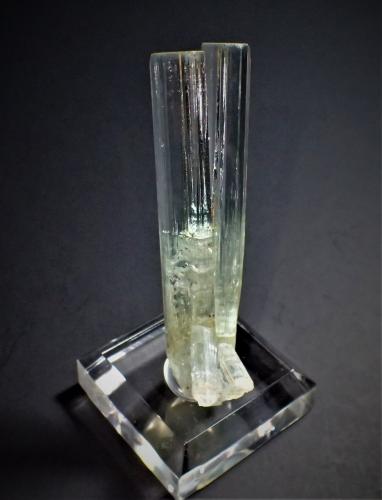 Beryl (variety aquamarine)<br />Skardu District, Gilgit-Baltistan (Northern Areas), Pakistan<br />65 mm x 28 mm x 20 mm<br /> (Author: Don Lum)